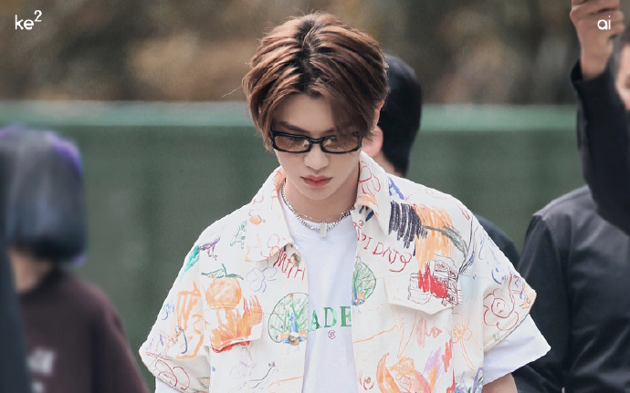 组图:黄明昊节目录制上班图 穿涂鸦衬衫戴墨镜一身潮范