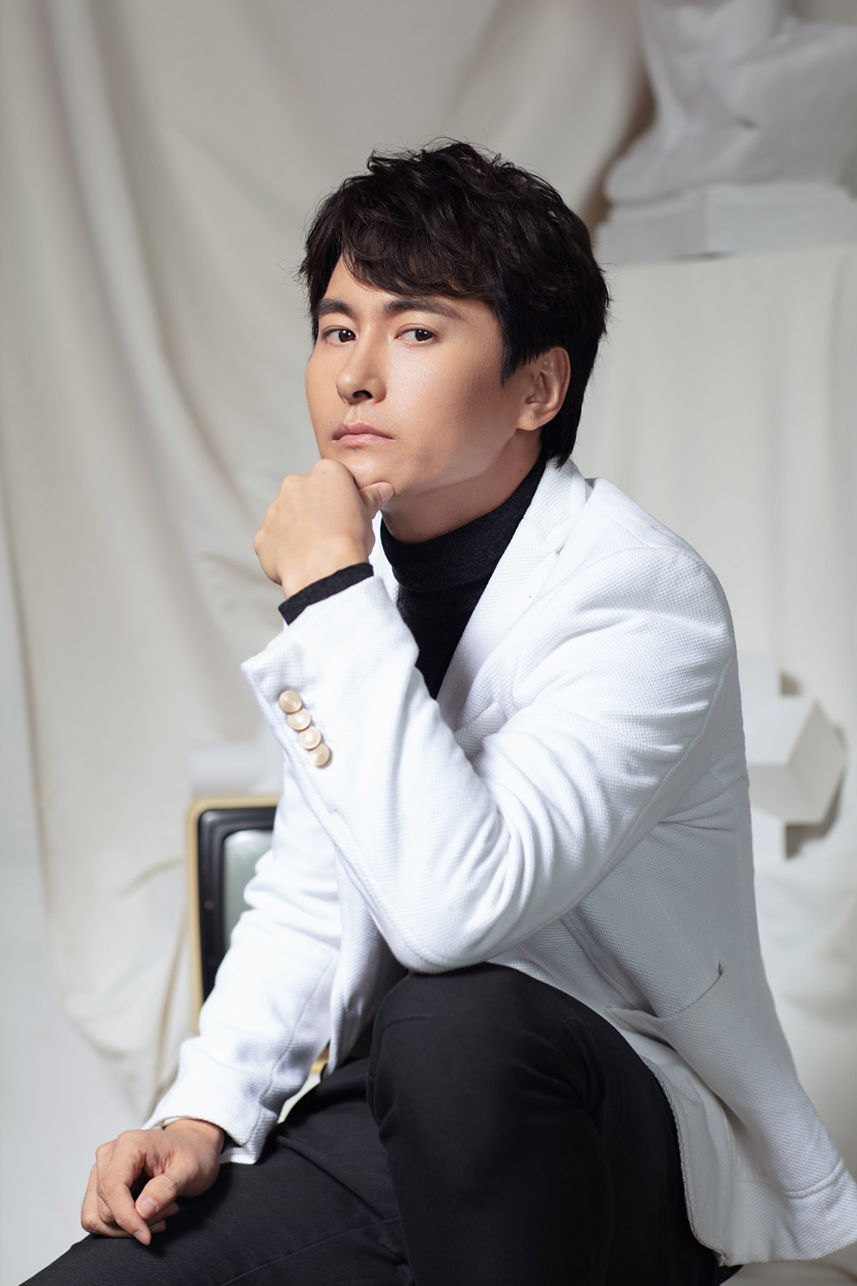 丁宇辰最新写真曝光,黑白搭配展帅气侧颜杀