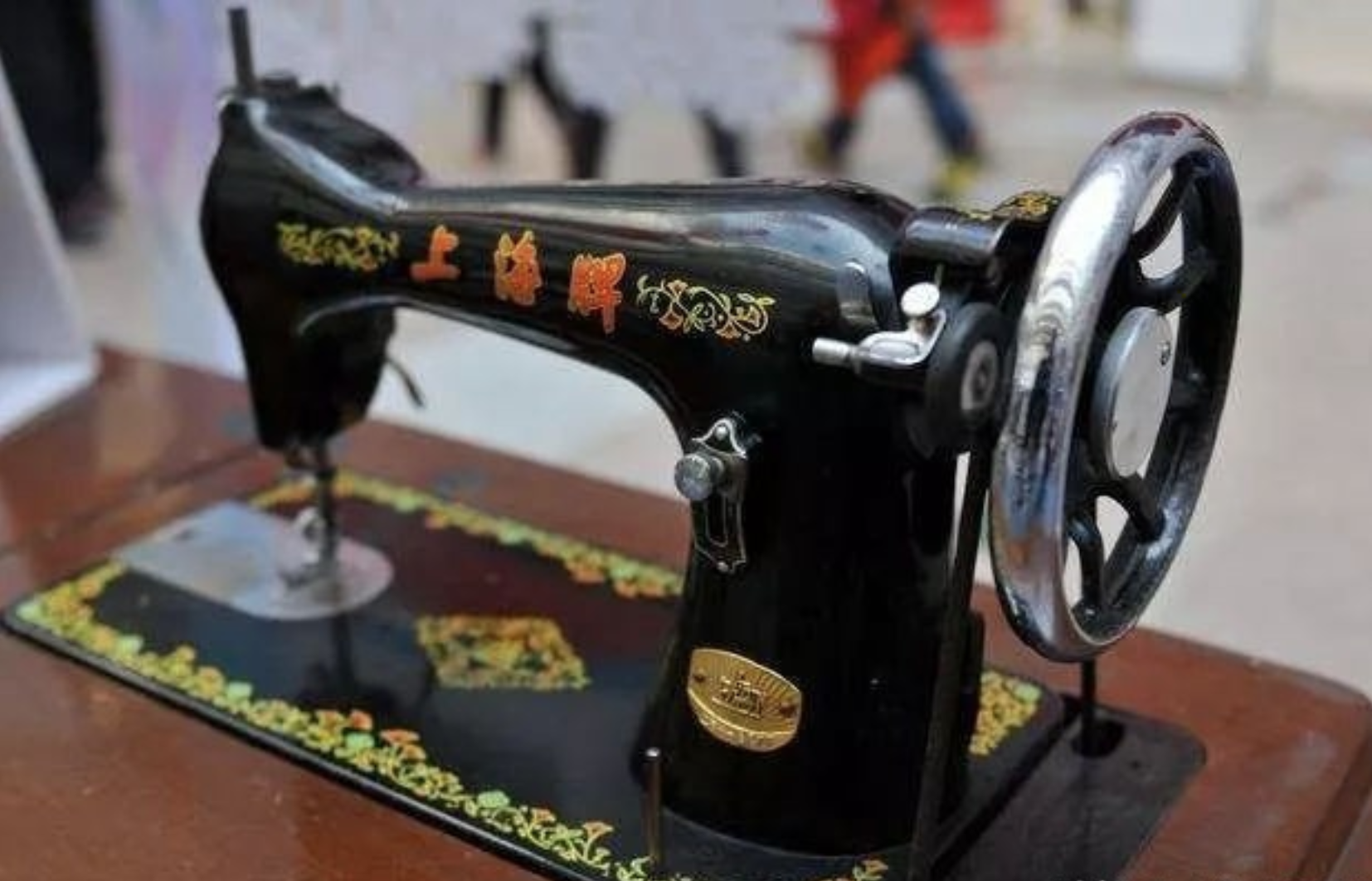 70年代缝纫机是人们生活中的必备物件,那时有条件的家庭会有,而没条件