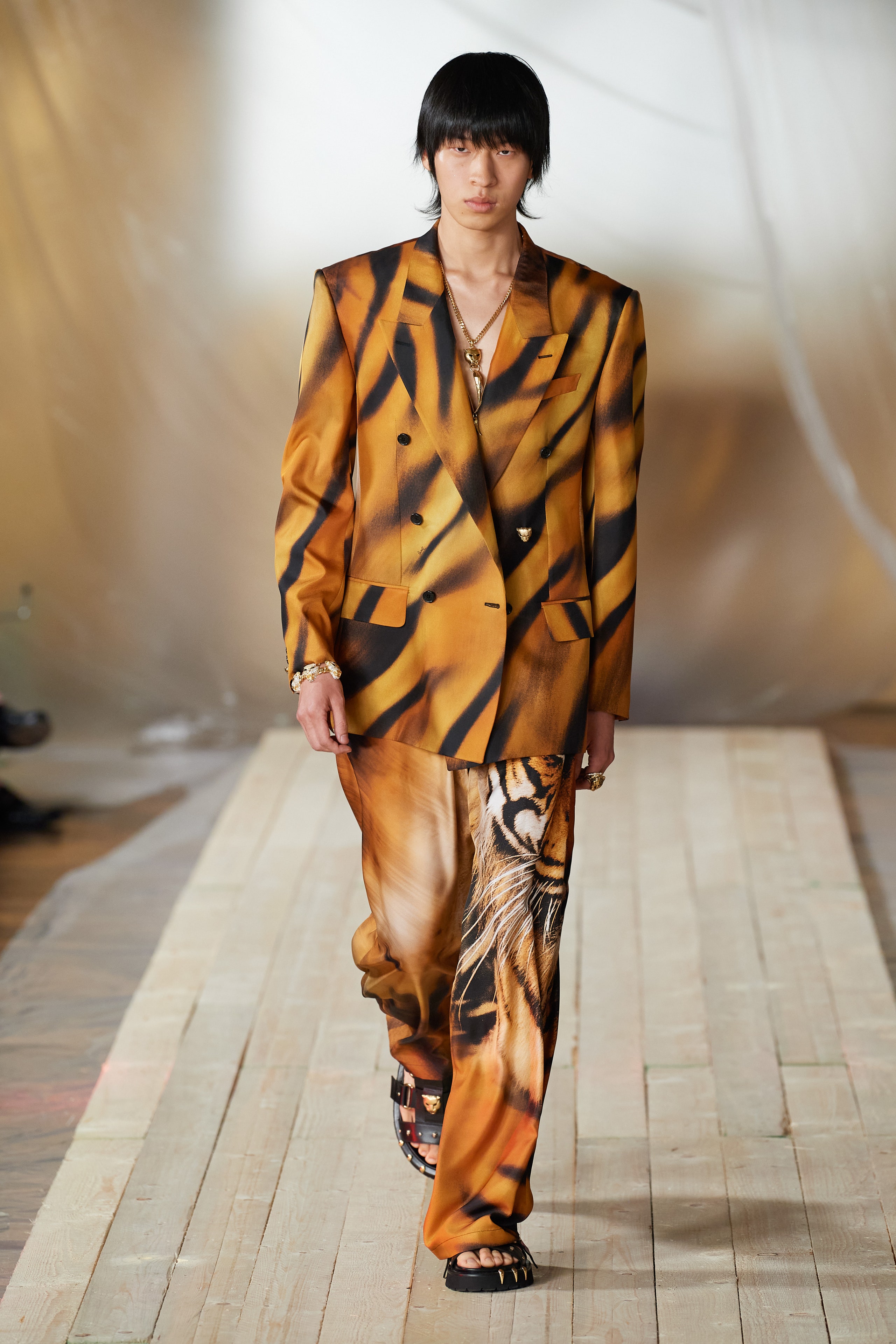 roberto cavalli正在重新定义性感.个性张扬,没有过多复杂凌乱