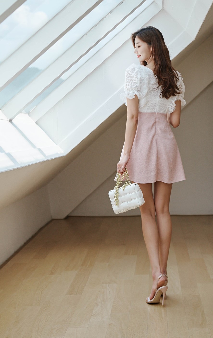 双色拼接设计的喇叭型连衣裙