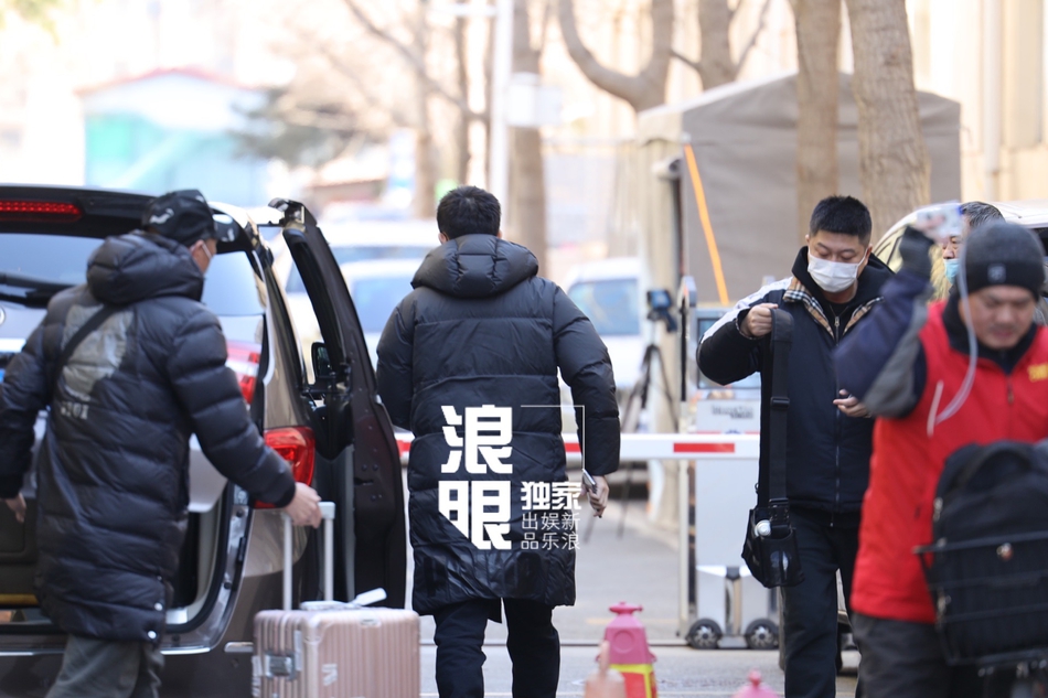 组图:李现现身2021年央视春晚联排 穿黑色长款羽绒服保暖到位