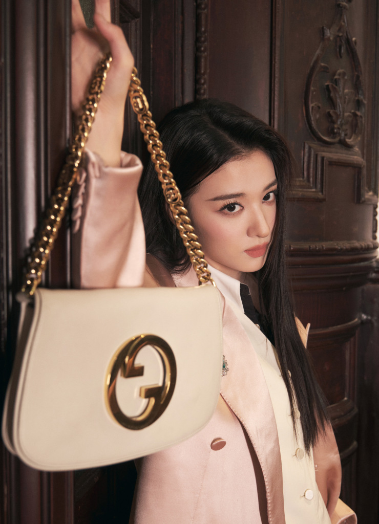 王楚然发布淡粉色西装复古摩登写真 甜姐变御姐气场a爆