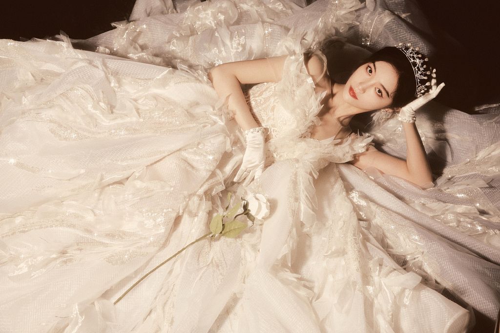 许佳琪亮相2021凤凰网时尚之选 白色羽毛礼裙优雅似公主