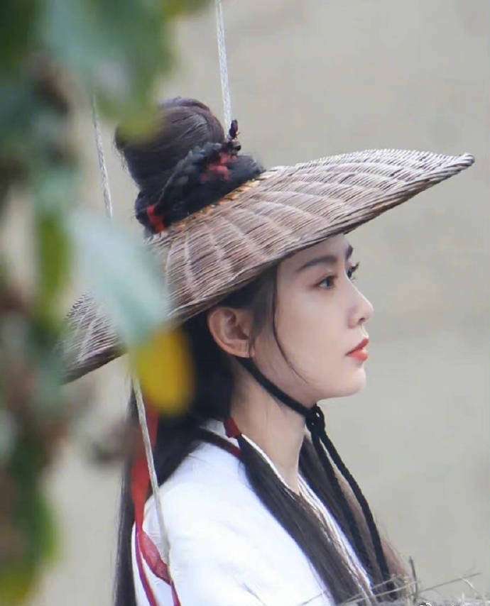 组图:刘诗诗《一念关山》女侠造型曝光 戴斗笠面露微笑飒爽十足