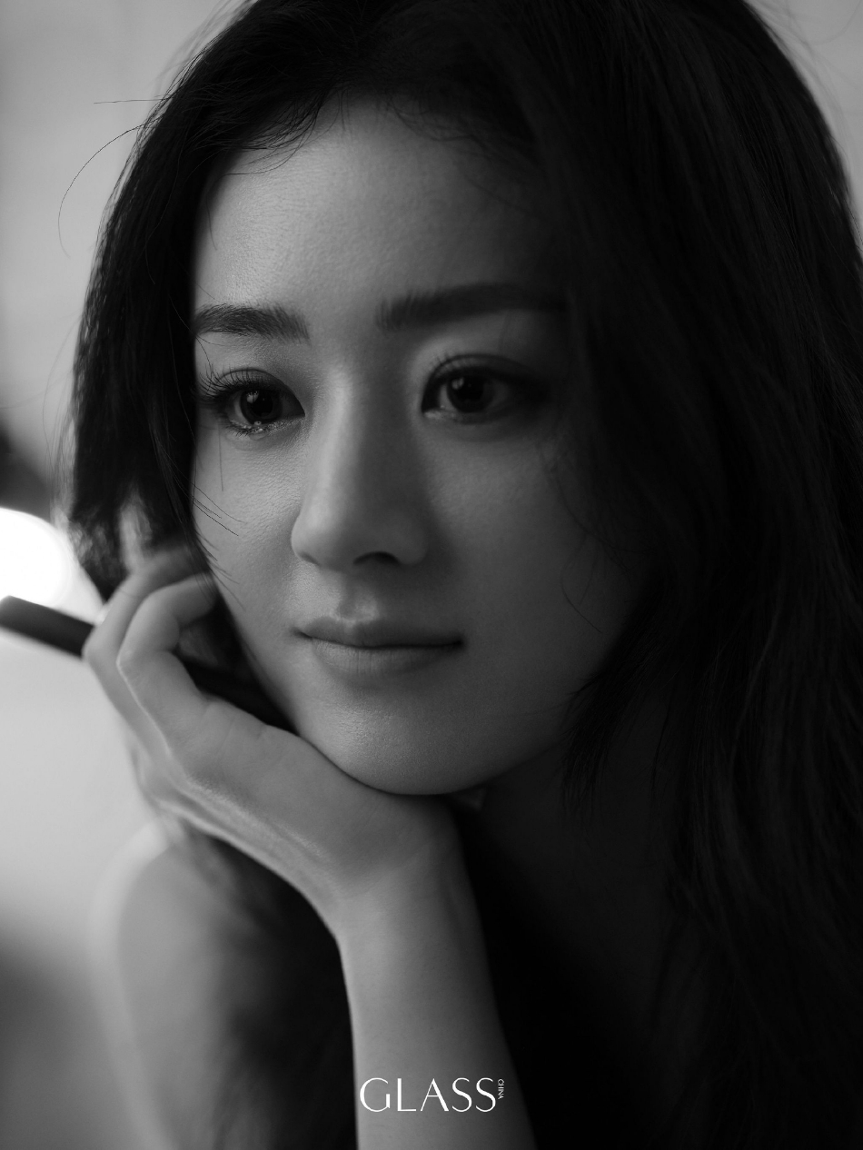 组图:赵丽颖清冷电影质感大片释出 光影间眼神坚定故事感满满