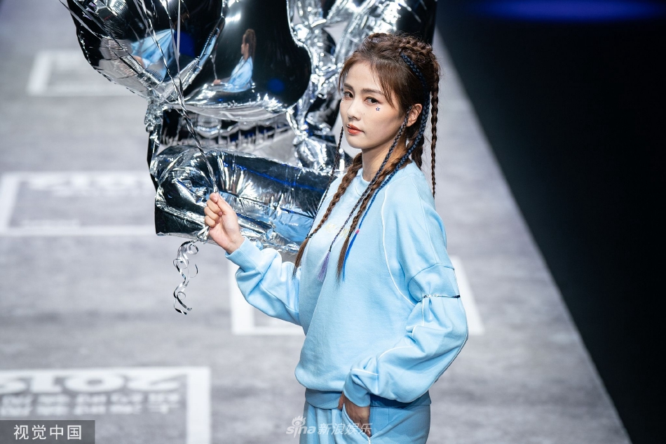 组图:白鹿登台走秀 蓝色运动套装配拳击辫甜酷满分