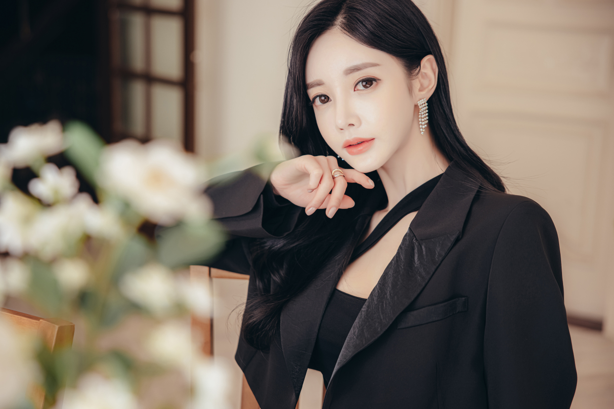 韩国美女孙允珠秋装时尚写真:铂银妖姬幻黑龙舌兰都市衣裙