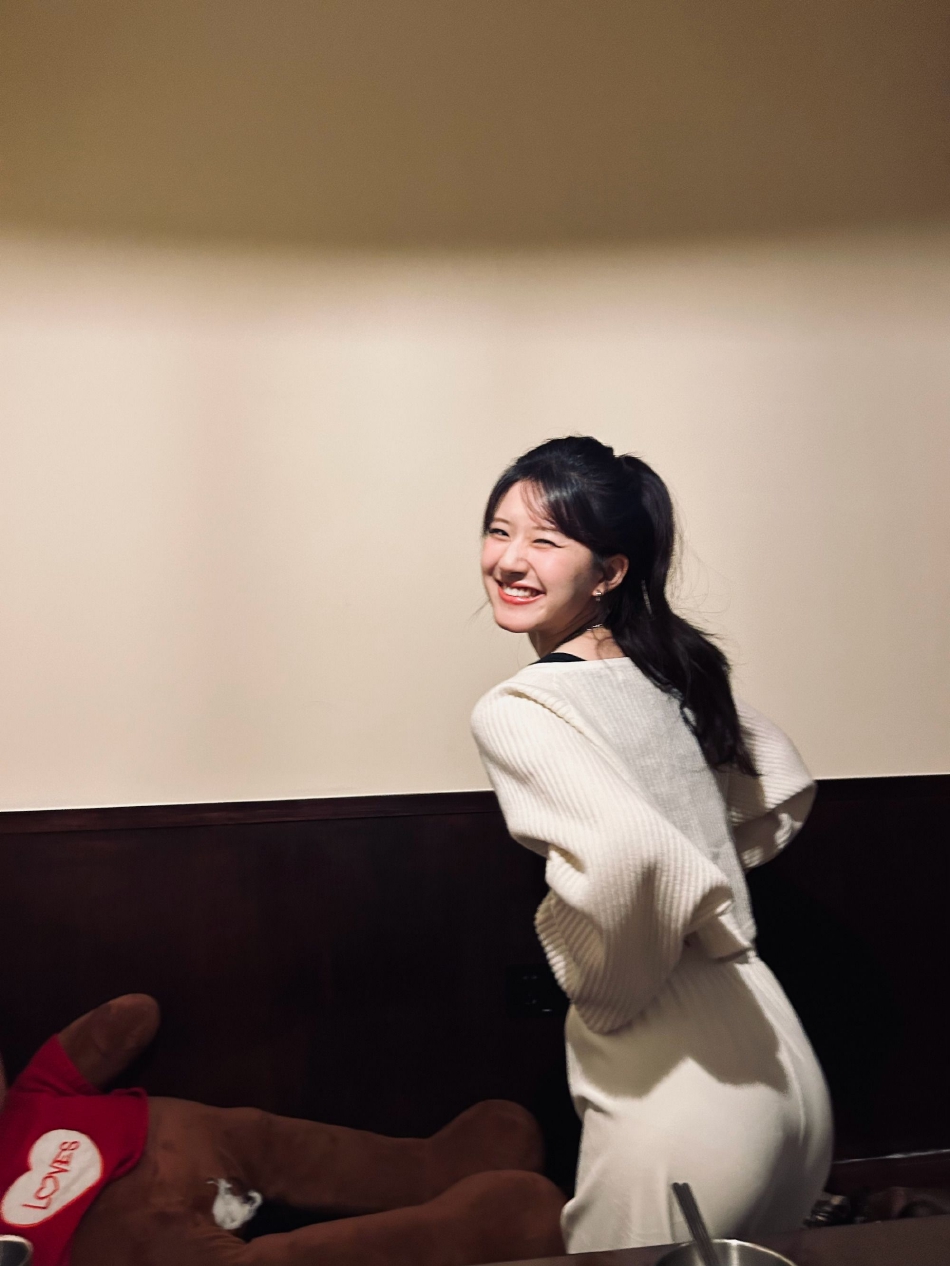 组图:赵露思微博分享最新日常plog 造型可爱对镜头笑好甜