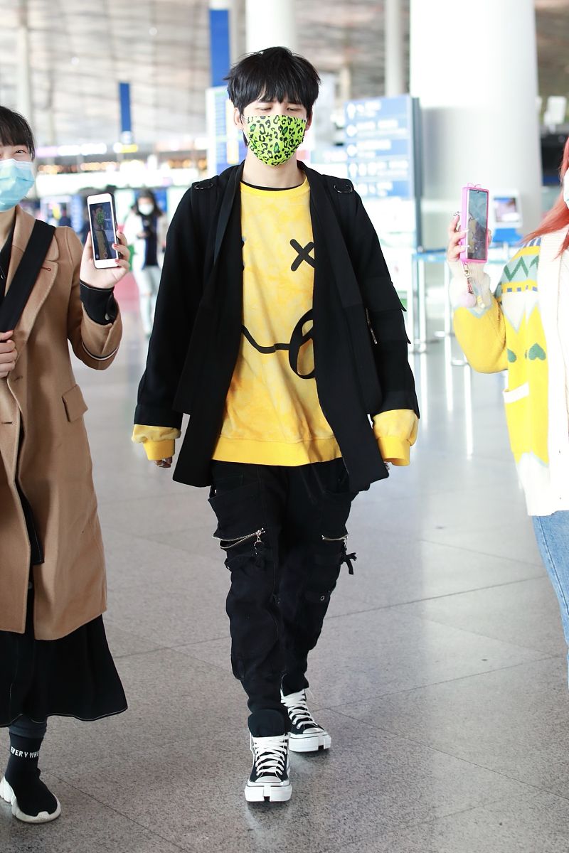 大张伟街拍:黑色外套笑脸卫衣工装裤硫化鞋呆萌可爱