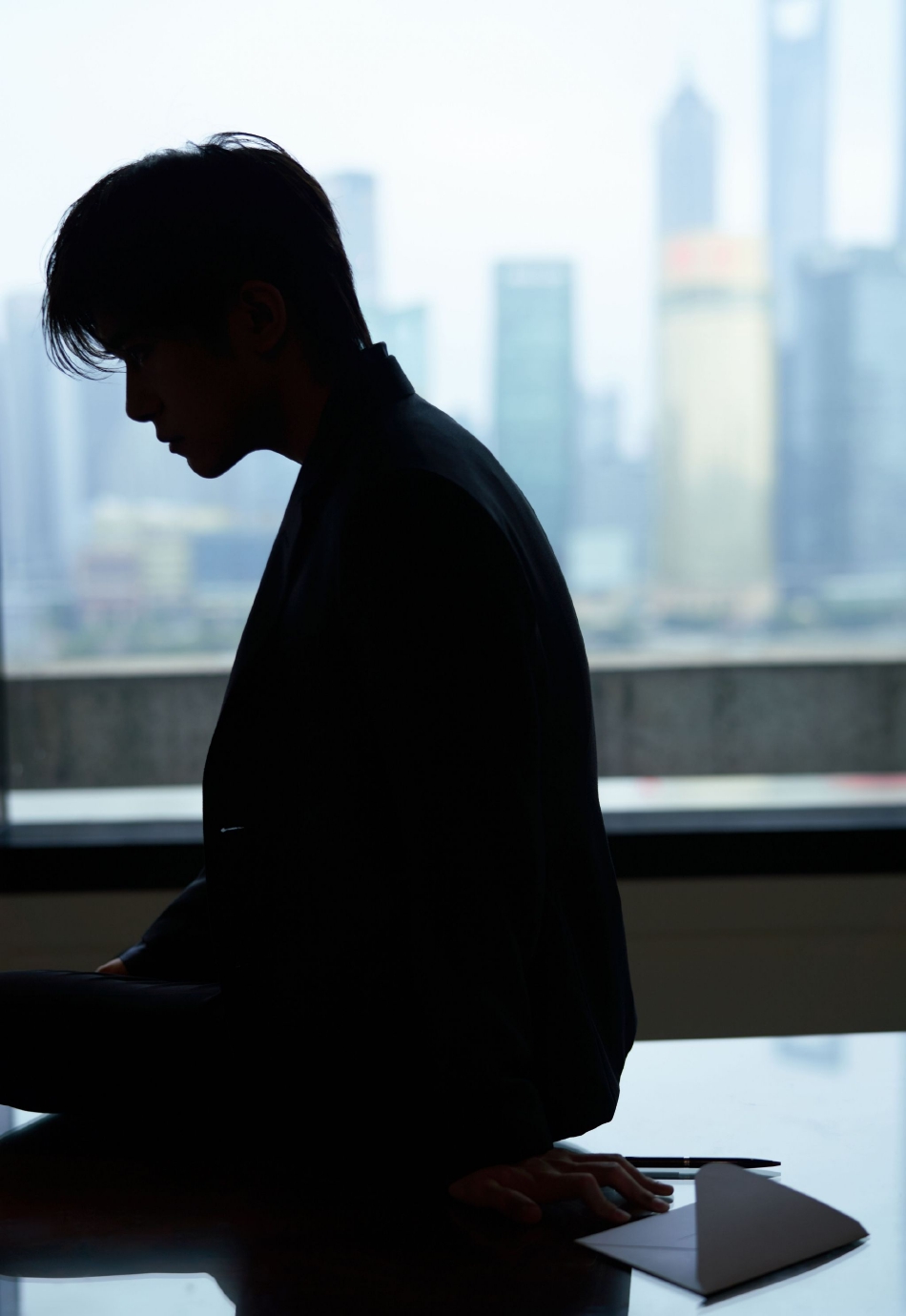 组图:易烊千玺全黑西装文雅帅气 靠沙发侧颜精致喉结性感