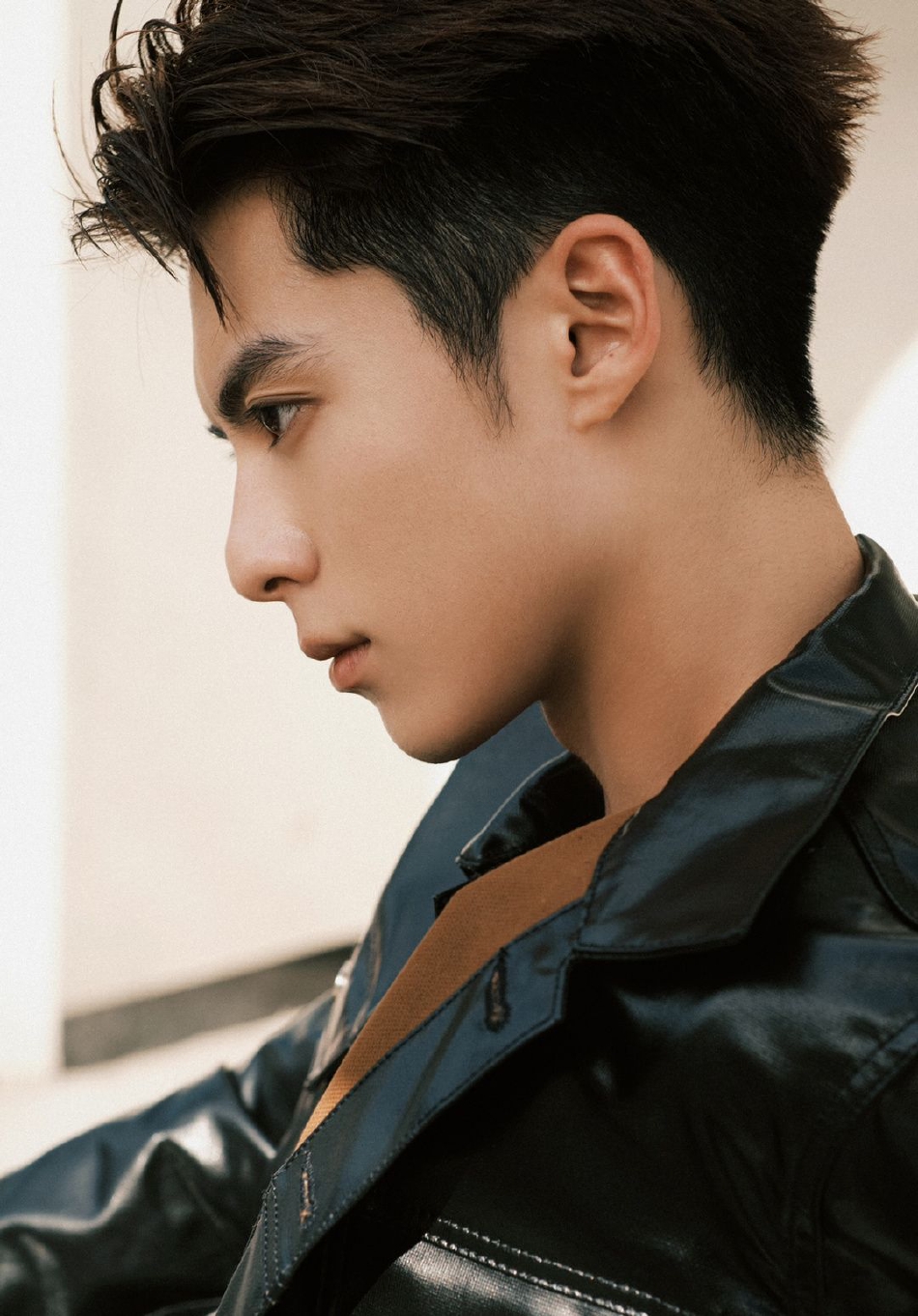 组图:王鹤棣拍机车大片 穿全黑亮皮皮衣戴墨镜帅气有型