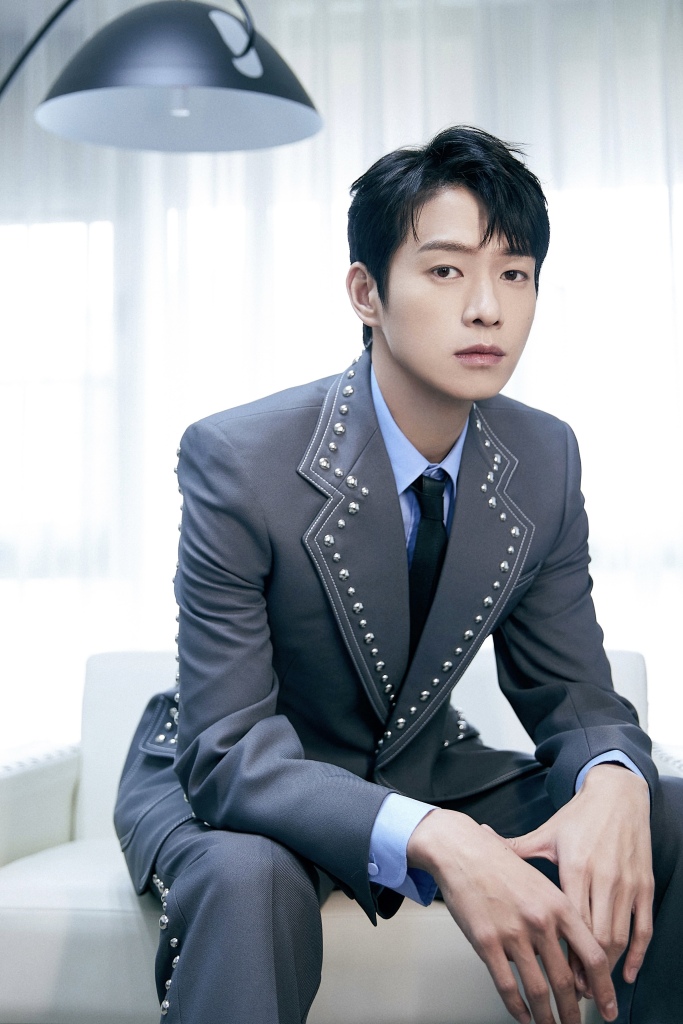 魏大勋烟灰西装造型写真 秒变气质男神型格十足