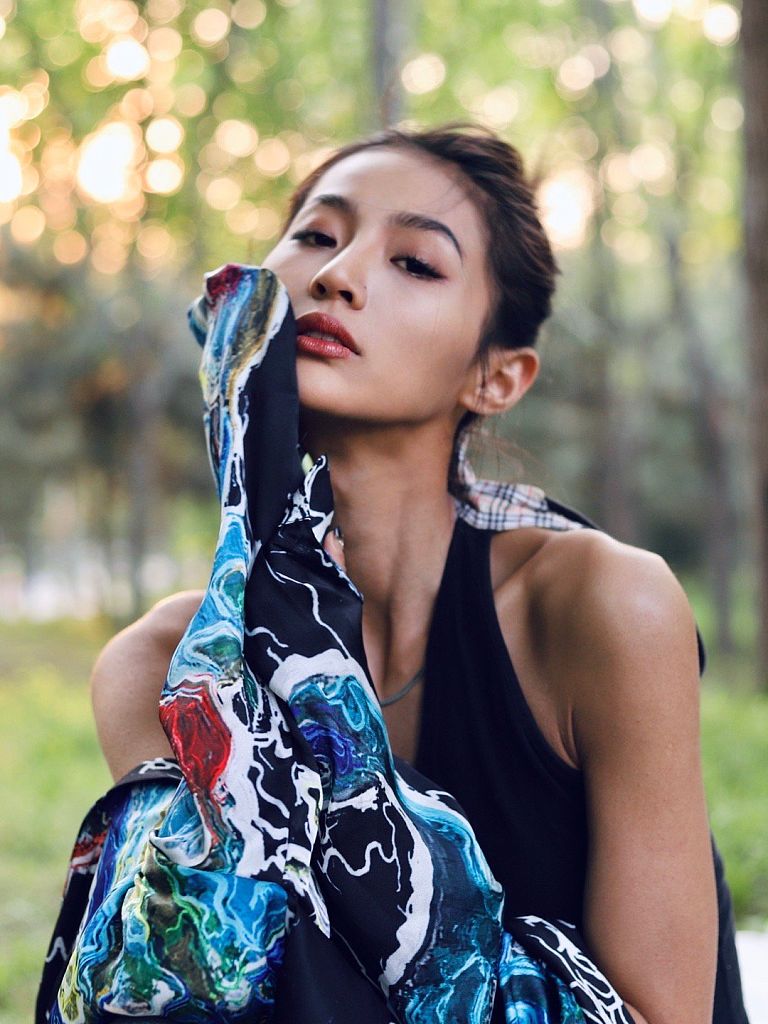 杂志大片既视感!万籽麟春日户外写真曝光 气质独特撩人