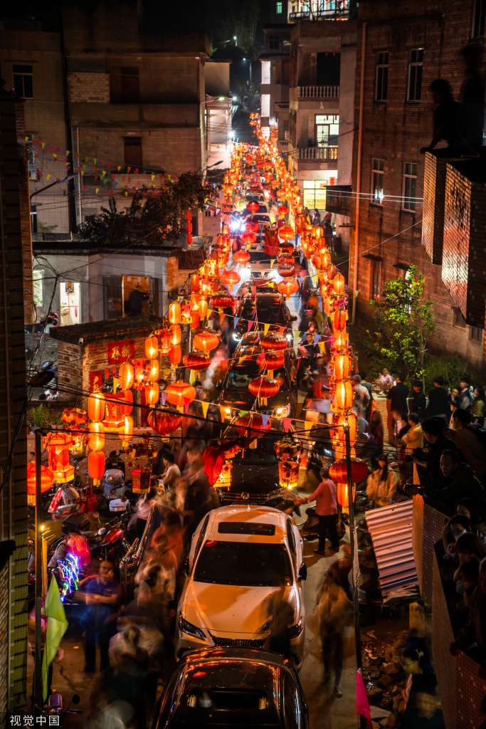 广东茂名:六双花灯巡游队伍绵延数公里