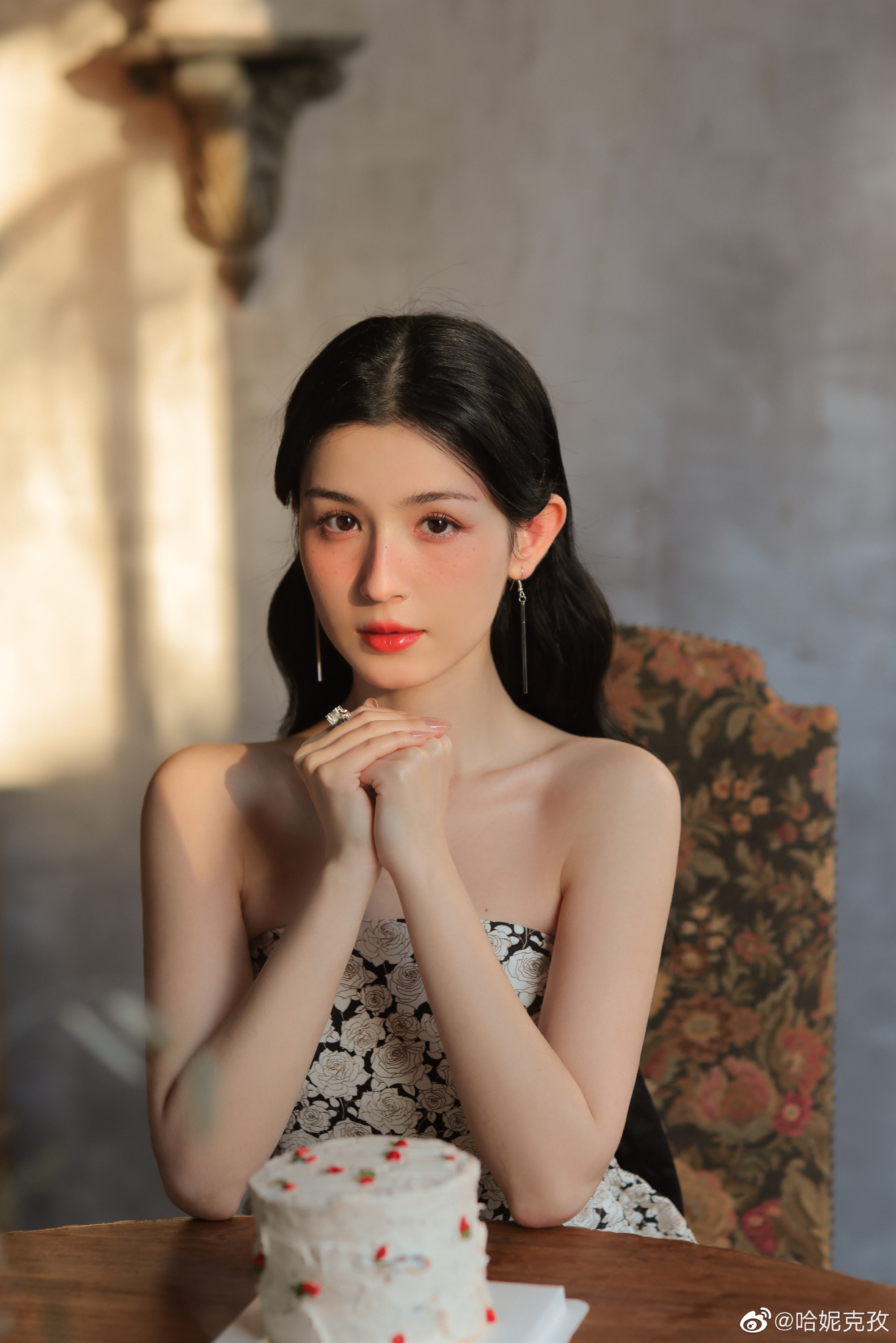 哈妮克孜身穿抹胸连衣裙,精致五官如雕刻一般,变身油画少女