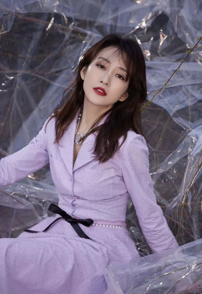 王鸥穿香芋紫衬衫裙浪漫优雅 红唇碎发尽显港风气质