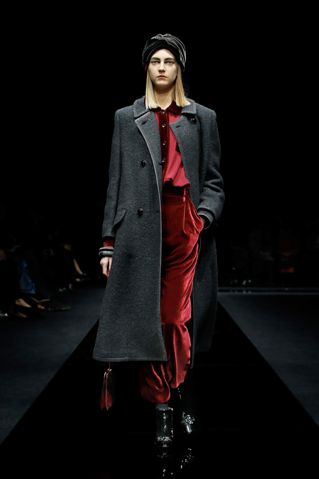 giorgio armani的女性服饰巧妙参考了男装设计元素