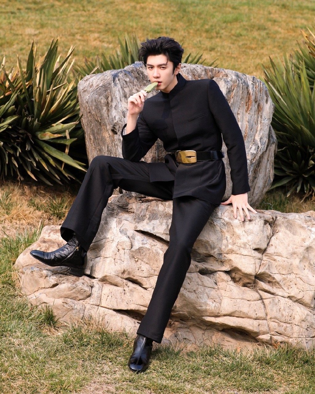 张哲远出席微博之夜造型,黑色别致束腰西装,释放别致的个性风貌