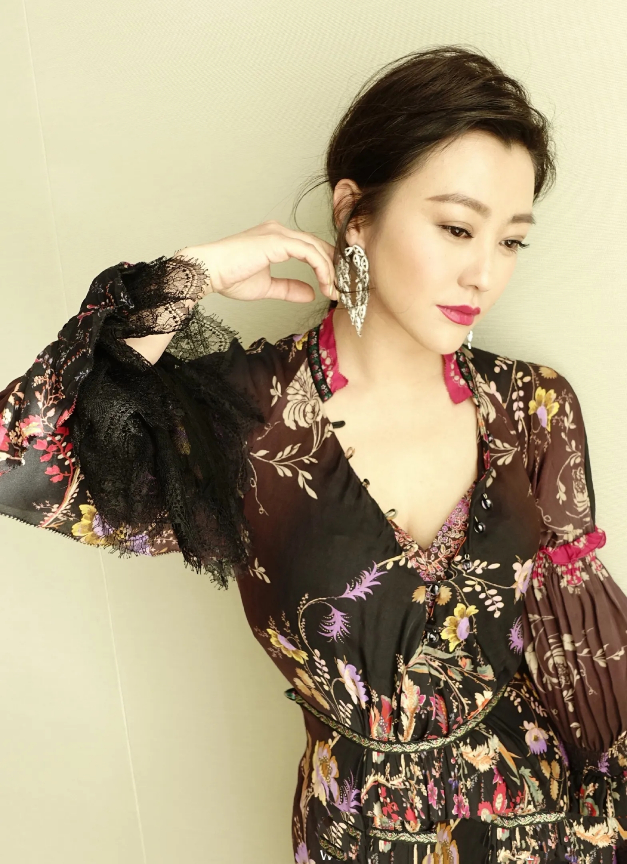 郝蕾穿碎花连衣裙特别有韵味,既性感又浪漫,女人味十足