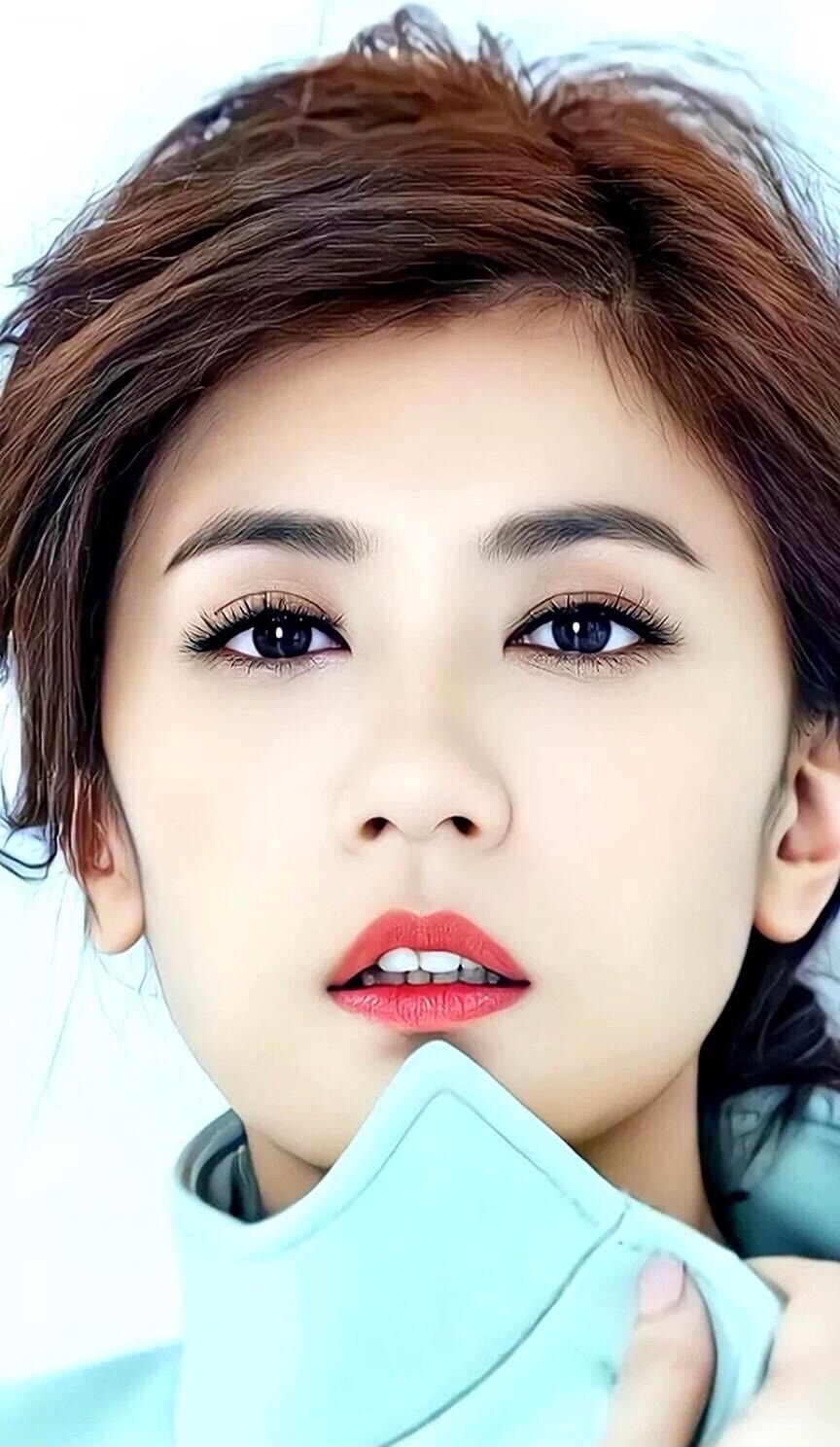 贾静雯,快五十岁的年纪,风韵犹存