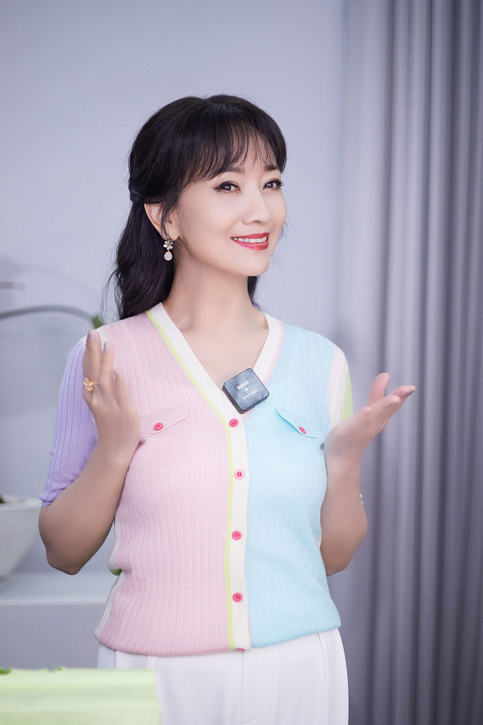 赵雅芝发布工作花絮照 穿马卡龙色针织衫清新减龄