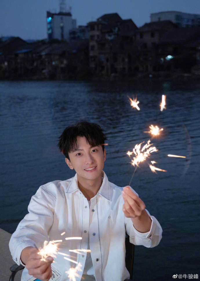 牛骏峰帅气十足