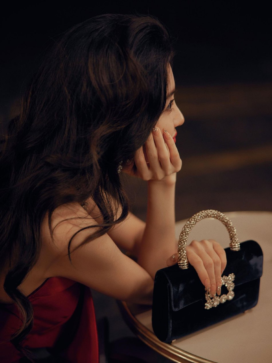 组图:angelababy着开衩抹胸红裙 气质热烈张扬眼神性感撩人