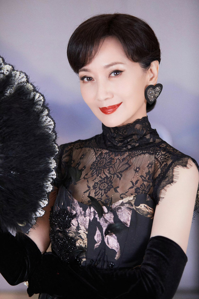 赵雅芝黑色刺绣蕾丝拖尾长裙造型写真 美艳霸气变冷御女神