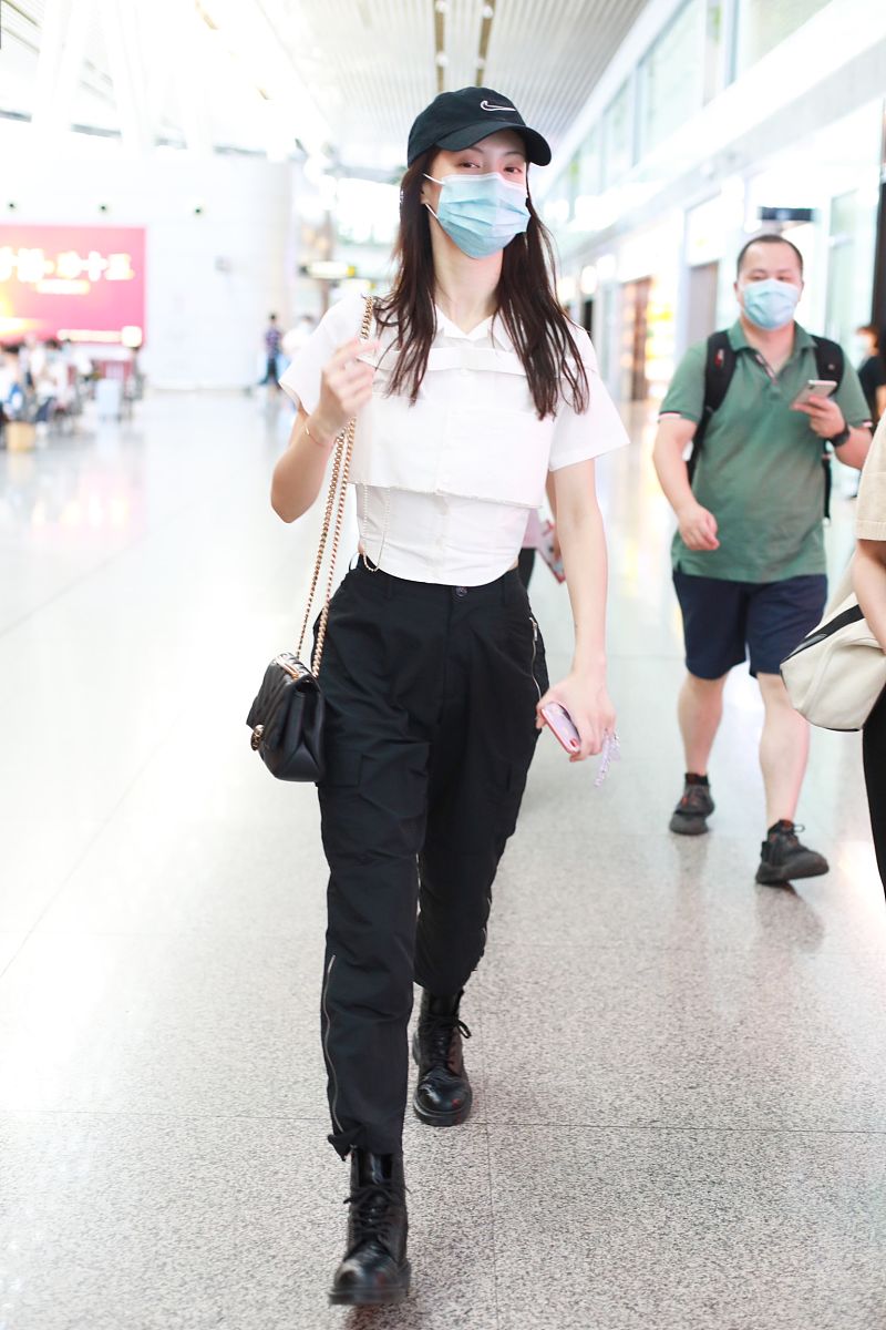 金晨街拍:假两件露脐衬衫工装裤 bvlgari手袋马丁靴酷帅时髦