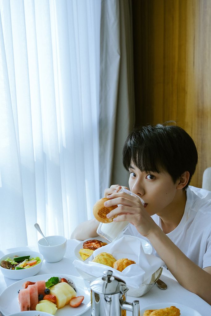 周奇发布一组晨光微熹大片 居家风造型少年感满分