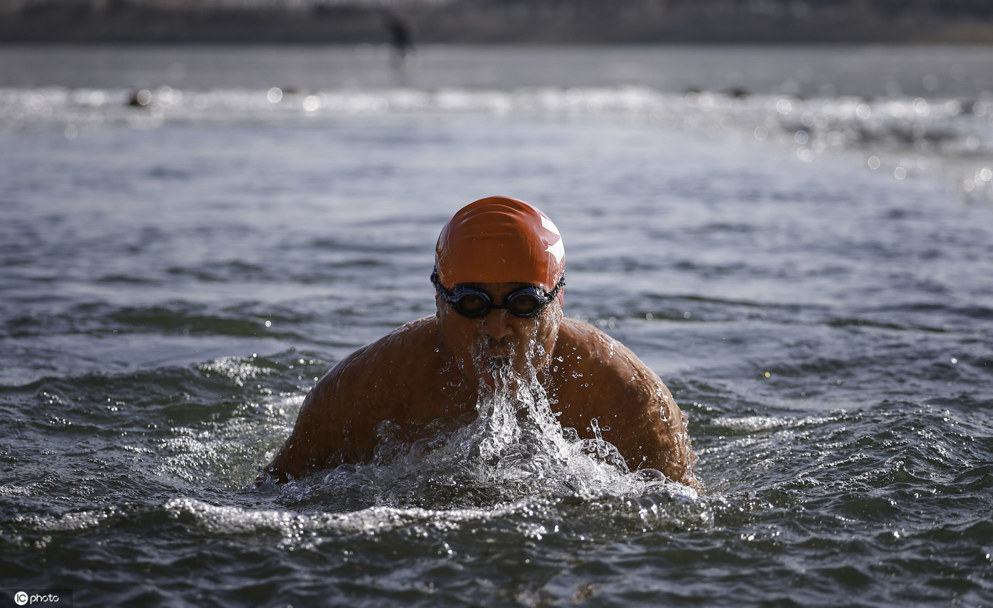 沈阳冬泳人不畏严寒最高龄者达87岁