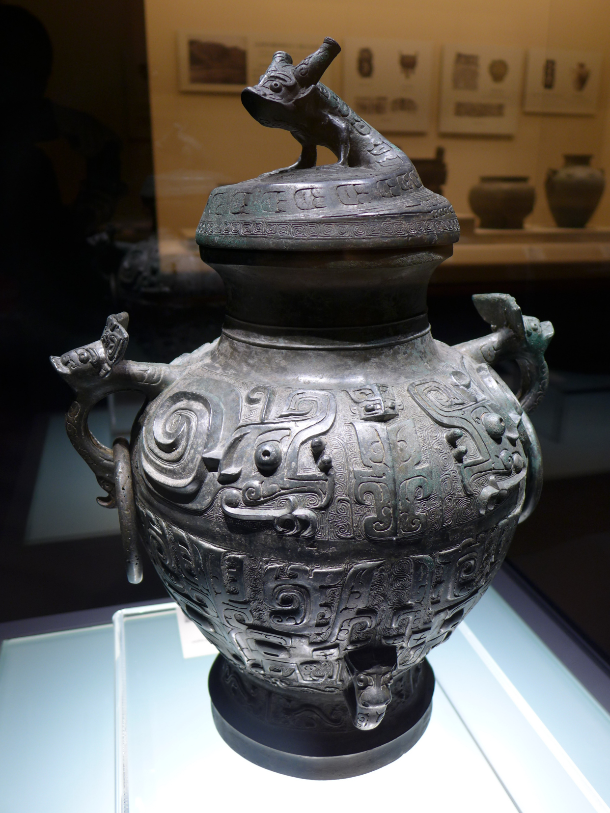 卷体夔纹龙盖罍——喀左小波汰沟青铜器窖藏出土