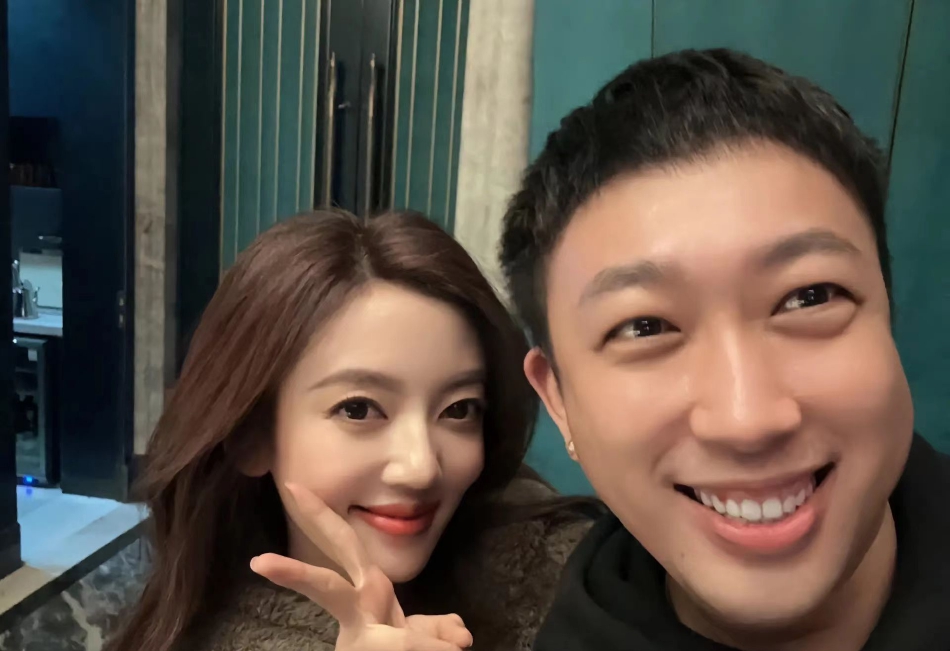 组图:于正晒探班许凯新剧合照 怼脸自拍笑容灿烂