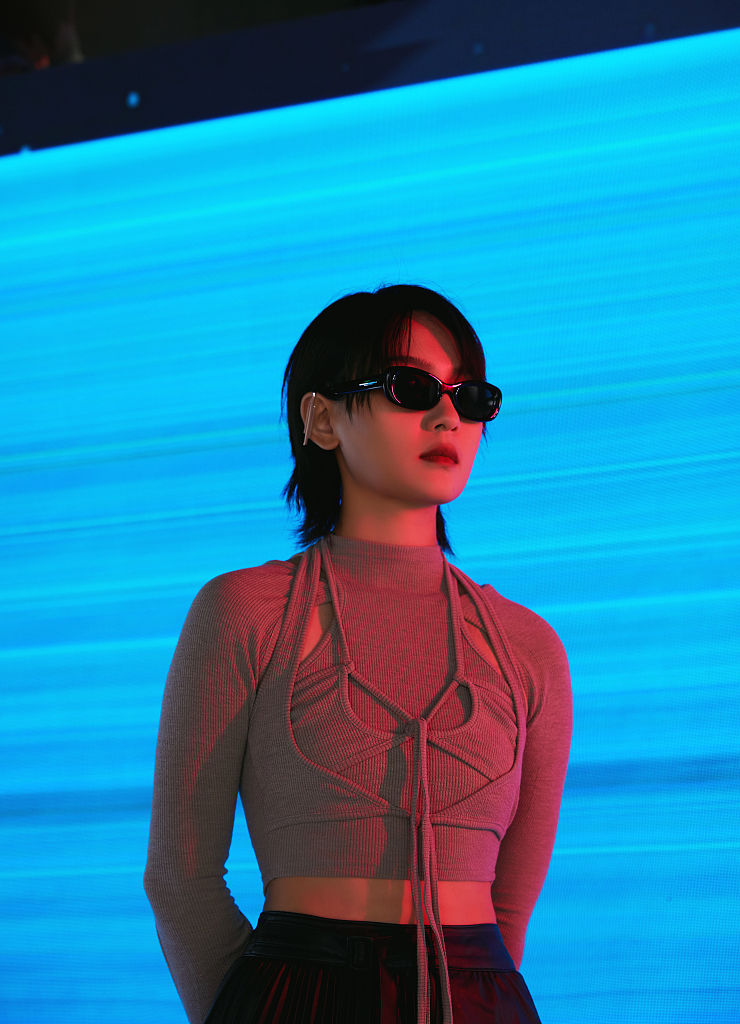 周笔畅绑带露脐装秀性感马甲线 光影间抬头远眺科技感满满