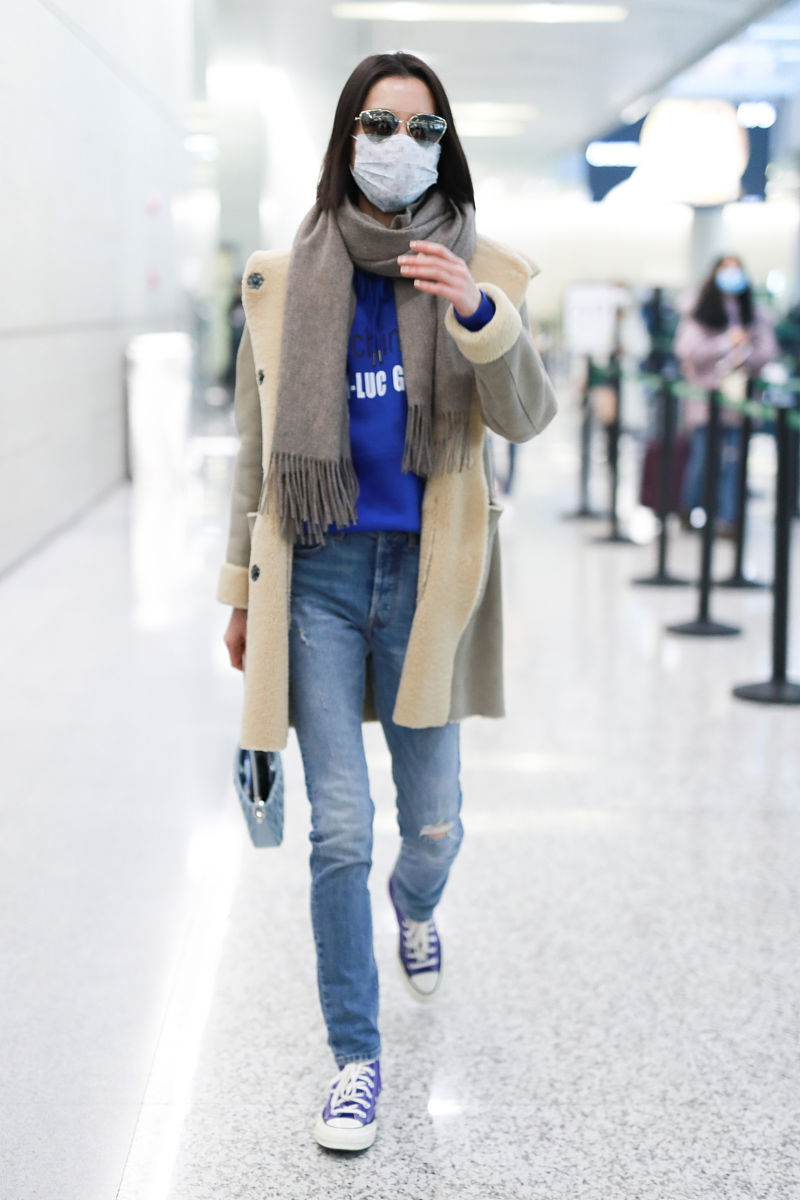 杜鹃街拍:皮毛一体大衣系燕麦色围巾miu miu手袋精致大气