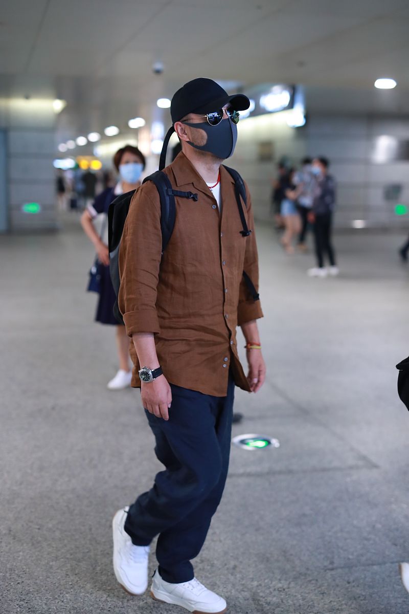 汪涵街拍:亚麻衬衣休闲裤白色球鞋休闲老干部风