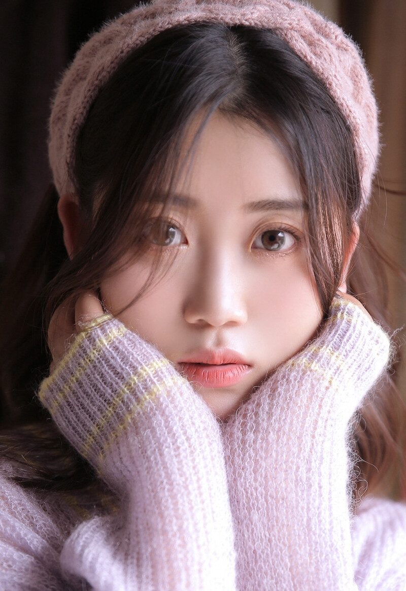 一个眼神单纯,一个成熟美丽,你更喜欢哪个?