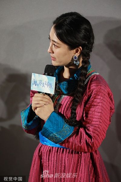 组图:马苏出席《海的尽头是草原》发布会 身穿民族服饰动情发言