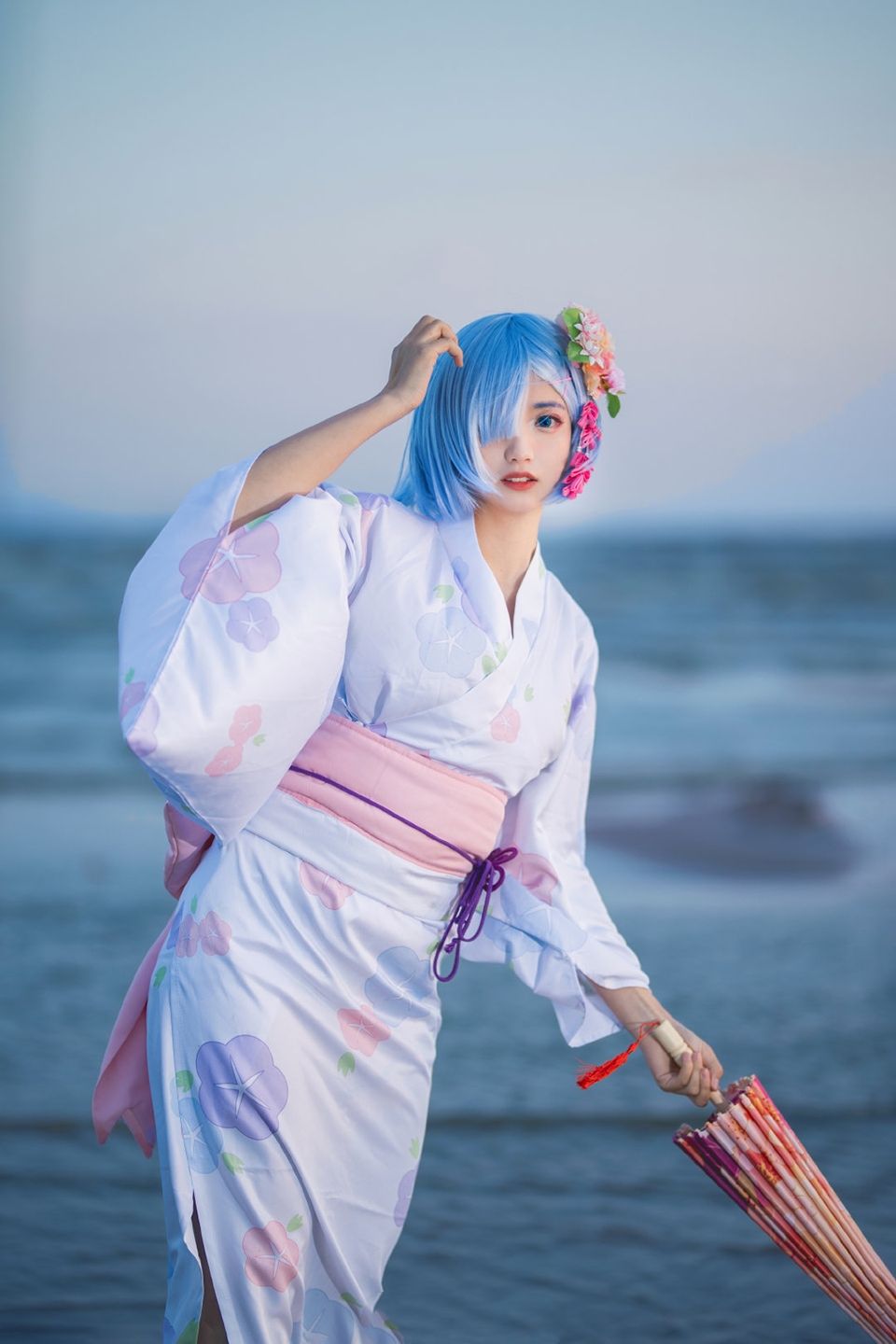 reo蕾姆海边cos,身穿和服眼神无辜,赤着小脚的她邀请你"玩耍"