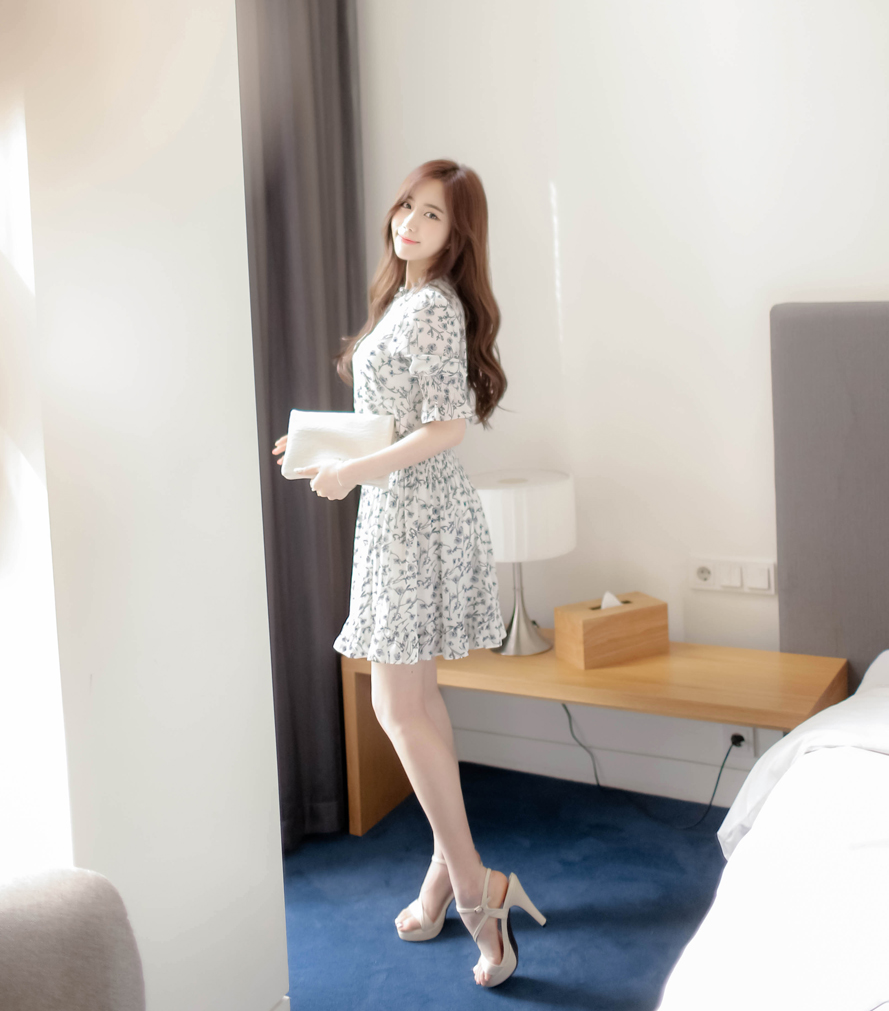 女神金贞延碎花多皱休闲连衣裙