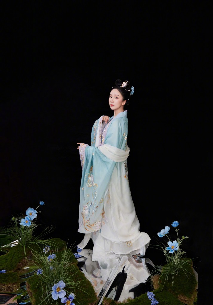 娄艺潇《高山流水觅知音》汉服造型写真 古装琵琶佳人翩翩起舞