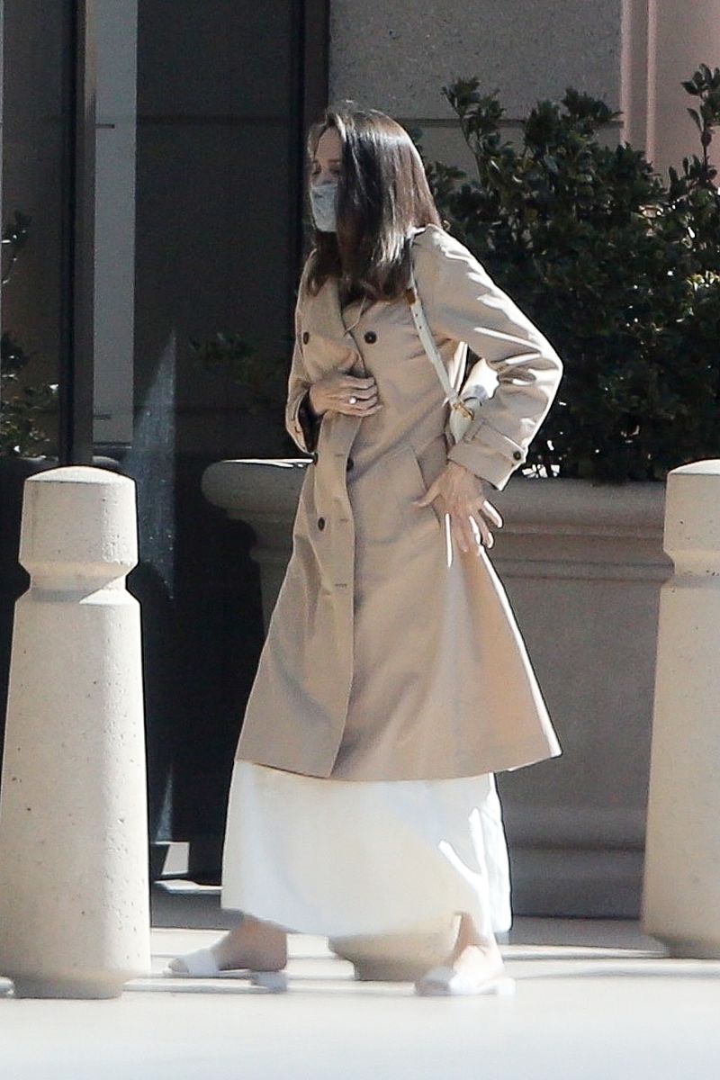 安吉丽娜·朱莉街拍:卡其色风衣内搭白色长裙 dior马鞍包清新简约