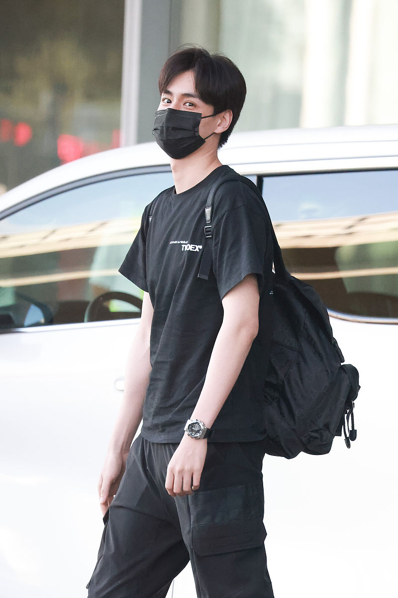 胡一天街拍:twoex2黑色t恤搭配工装裤阳光少年