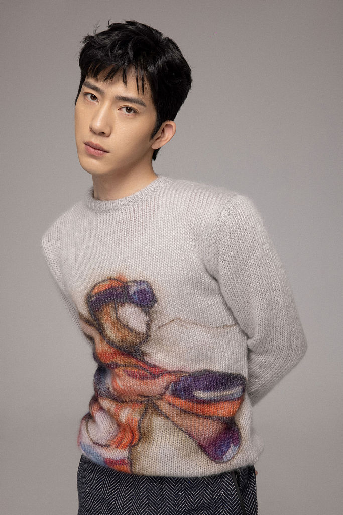 井柏然身着印花毛衣温柔软糯 演绎冬日动感新时尚