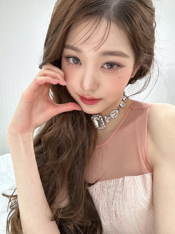 组图:张元英拍照wink笑容甜 拿粉色爱心嘟嘴娇俏