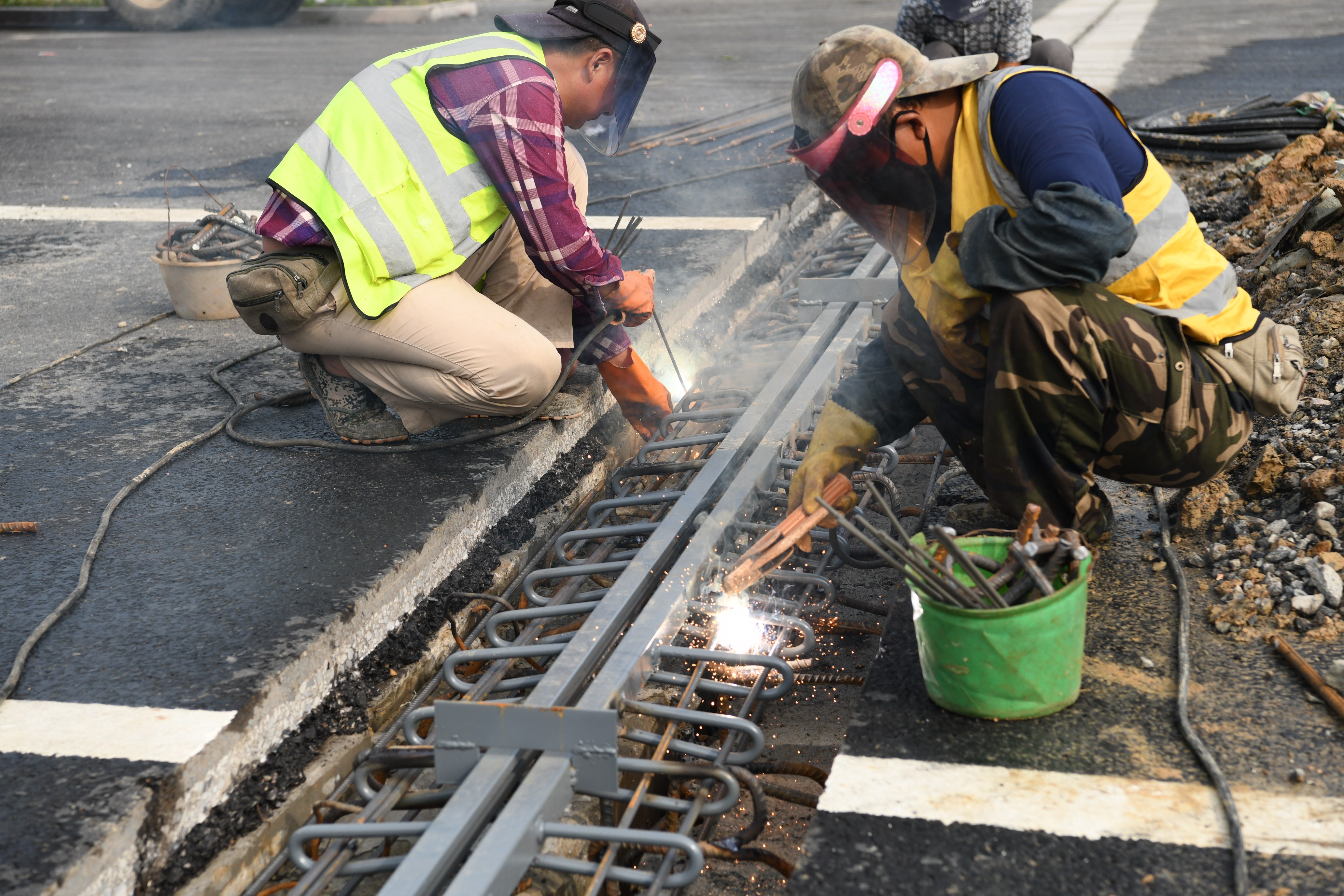 348省道朱坝段进入桥梁伸缩缝焊接施工阶段