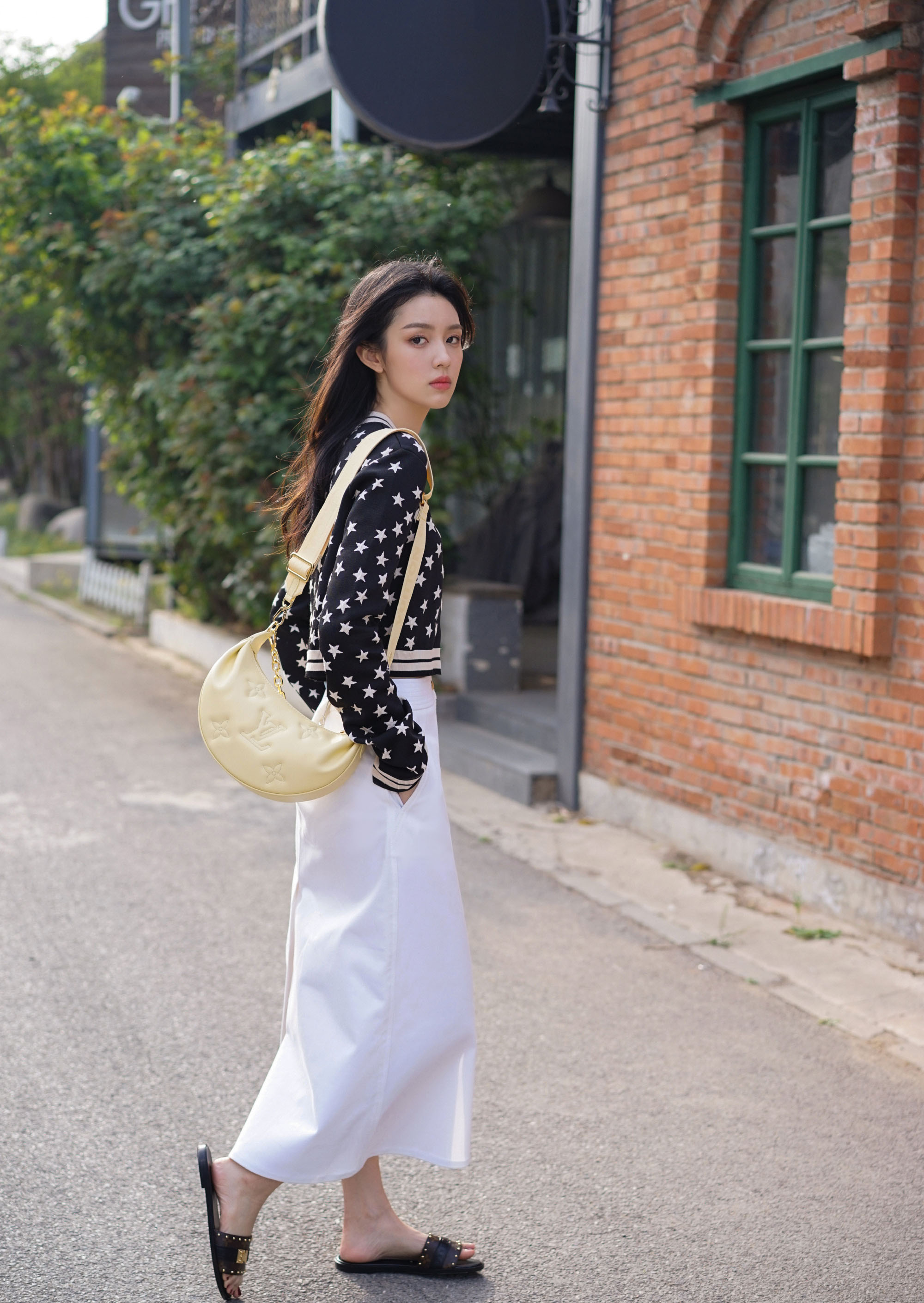 周也小红唇街拍,气质拿捏得死死的