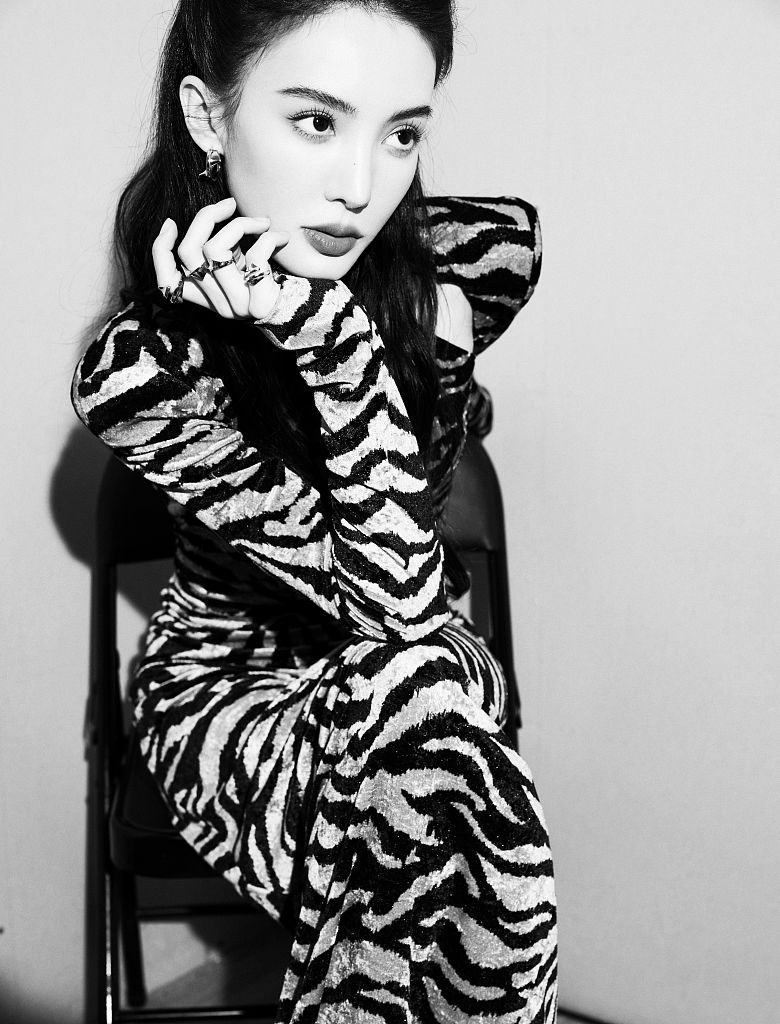 金晨亮相综艺《追光吧》总决赛 虎纹长裙贺新春