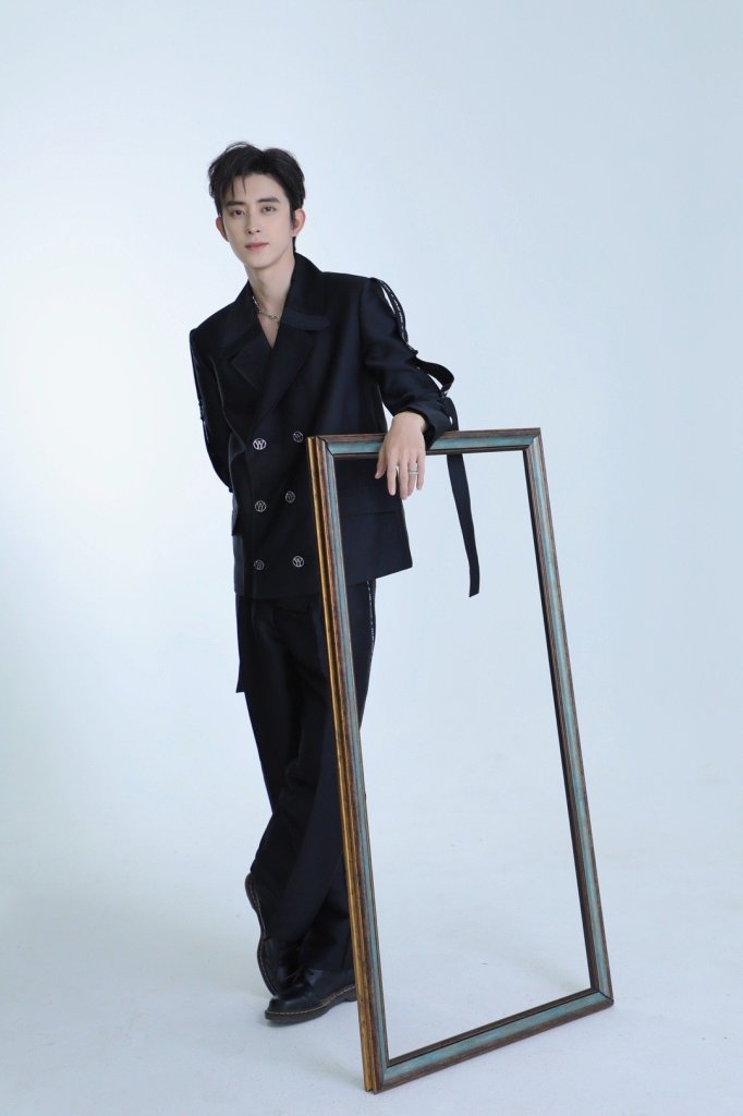 敖瑞鹏拍摄设计感西装造型写真 宣传新节目《为了我们的荣耀》